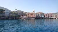 Blick übers Hafenbecken von Lipari
