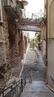 Schmale Gassen und alte Mauern in Taormina