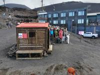 Warten auf den Kleinbus zur Fahrt auf den Ätna in fast 3000 m Höhe.