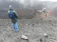 steiniger Wanderpfad auf dem Ätna ...