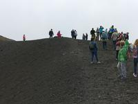 Hinauf zum Kraterrand.