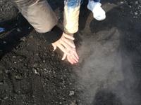 Warmer feuchter Dampf quillt aus der Erde.