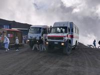 Geländegängige Mercedeskleinbusse im Einsatz. 