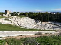 Über Syracus gelegen.