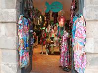 Südländisch farbenfroh.