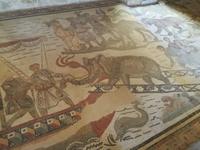 ... und Mosaike mit wilden Tieren.