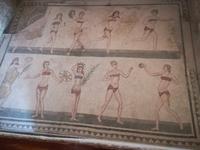 Bikinis in der Antike? Sportlerinnen wurden sie zugestanden.