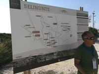 Unser RL Franco erklärt die Schautafel von Selinunte.