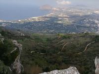 Blick vom Bergdorf zum Meer.