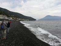 Suche nach schönem Lavagestein.