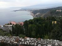 Atemberaubender Blick auf Giardino Naxos und aufs ionische Meer.