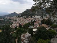 Taormina auf einer Naturterrasse hoch über dem Meer gelegen.