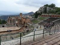 Länge 120 m, Breite 50 m, Höhe 20 m im 2.Jh.v.Chr. als Arena erbaut.