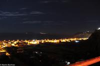 Milazzo - Nächtlicher Blick zu den Äolischen Inseln - Bildmitte gut beleuchtet Lipari - links daneben Vulcano