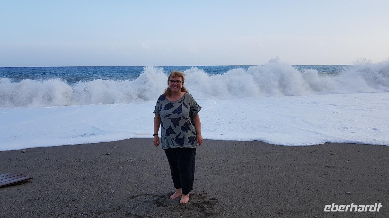 tosende Brandung am Strand von Giardini Naxos