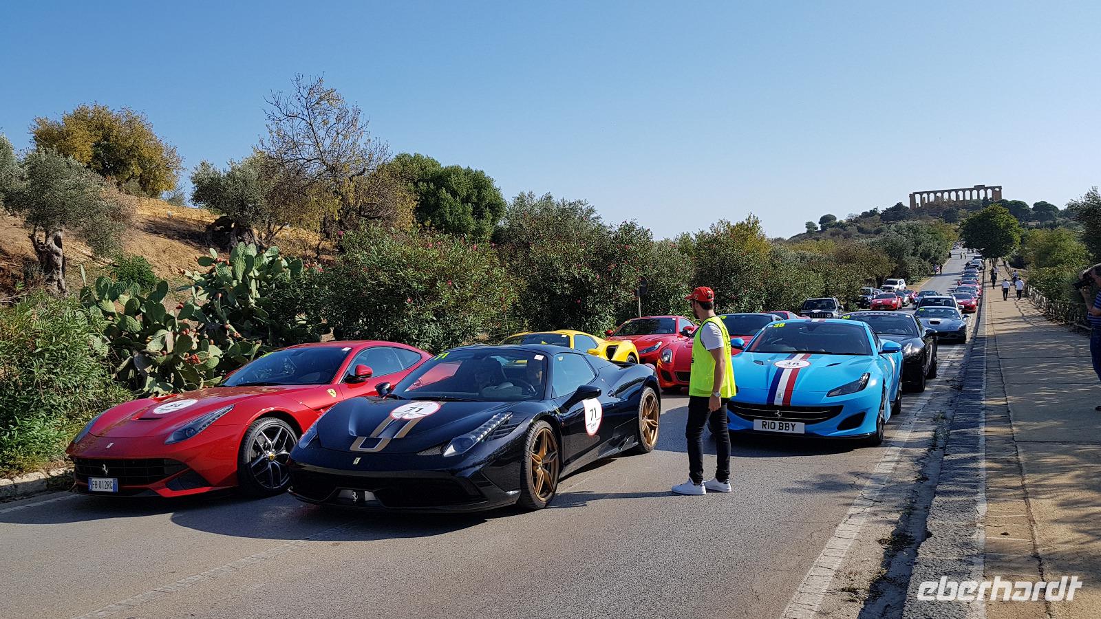 Ferrari Tribut 2019 am Fusse der Tempel