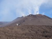  Fumarolen aus mehreren Kratern 