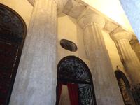  antike Säulen im Inneren des Doms