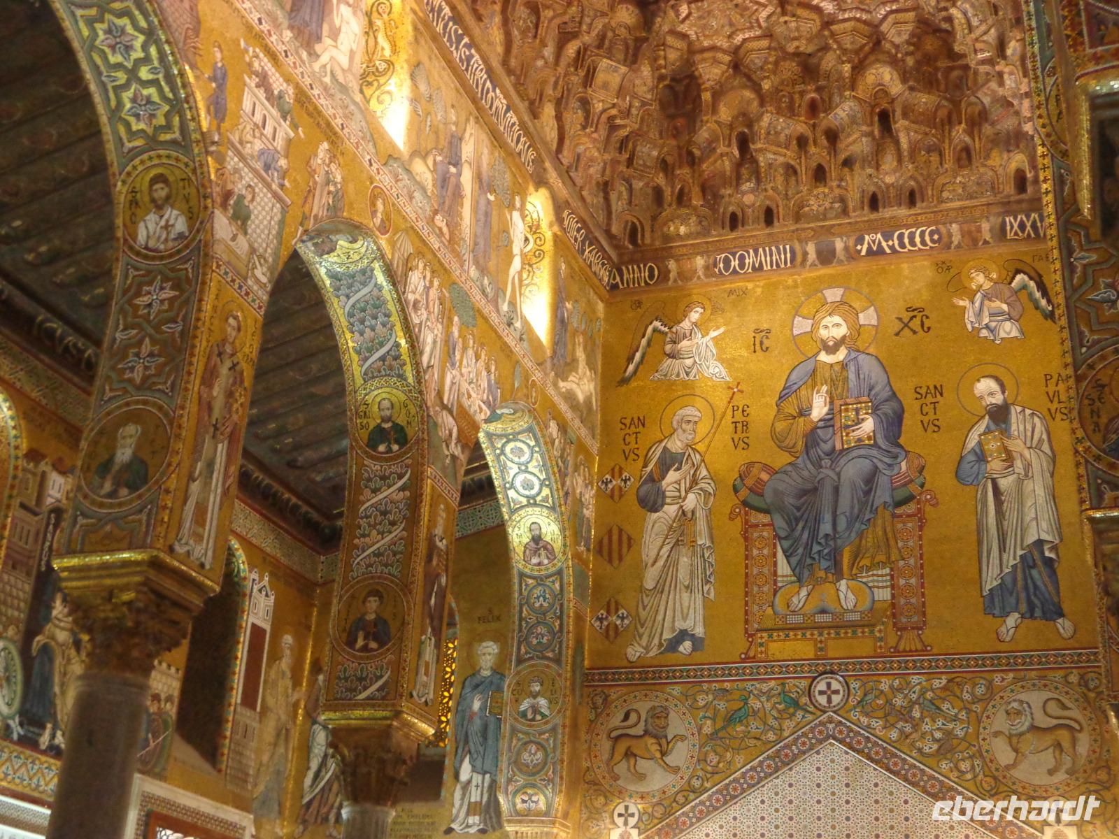 christliche Mosaiken harmonieren mit einer orientalischen Decke 