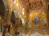 christliche Mosaiken harmonieren mit einer orientalischen Decke 