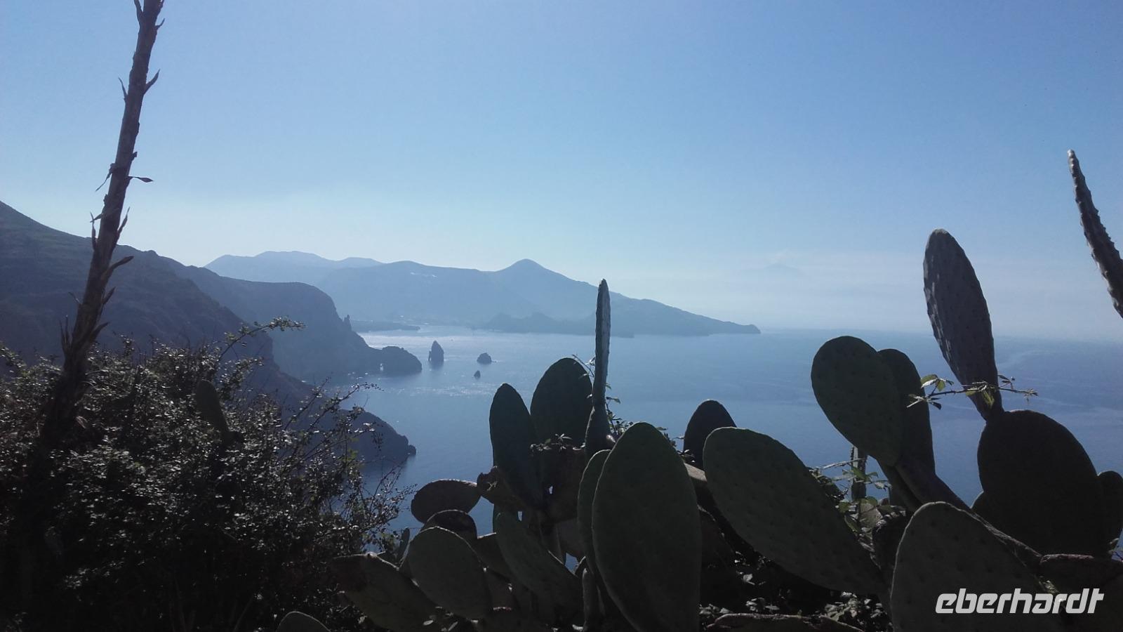 Blick vom Fotostopp über die Felsen Liparis und Vulcanos bis zum Ätna