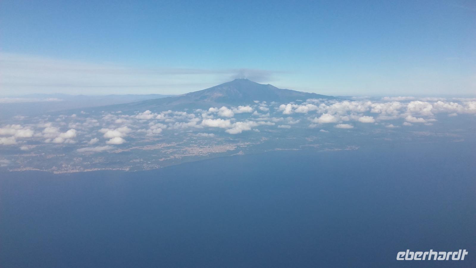 Blick auf Sizilien zurück vom Flugzeug