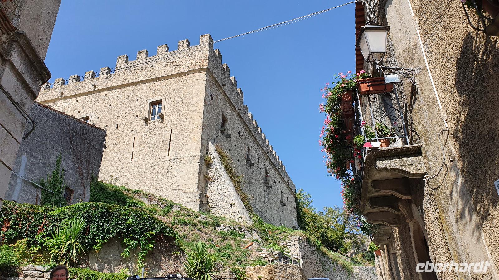Blick zur Burg in Montalbano Elicona