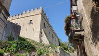 Blick zur Burg in Montalbano Elicona