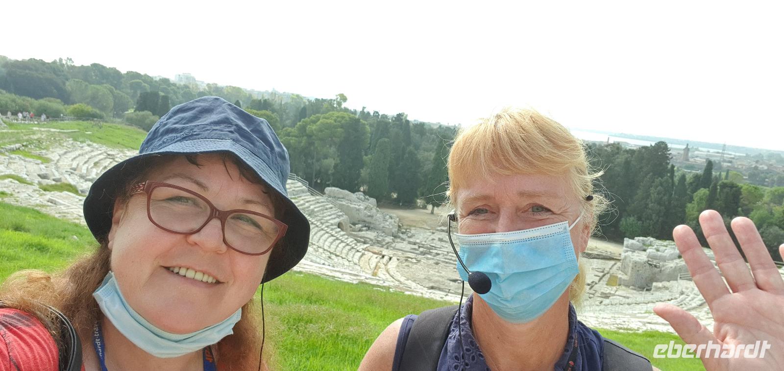 vor dem griechischen Theater im archäologischen Park Syrakus