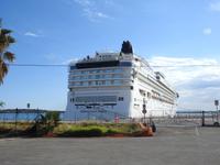 geparktes Kreuzfahrtschiff