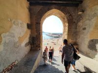 Cefalu, Durchgang zum Meer