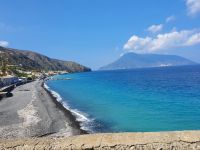 Strand von Lipari und Salina hinten