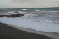 Starker Seegang  Wellen vor Hotel 