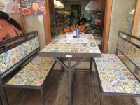 Eine schöne Sitzbank im Restanrant von Erice.JPG