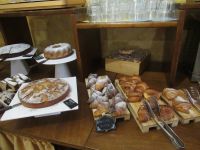 Die Kuchen am Frühstücksbüffet.JPG