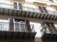 Die Häuser mit Ihren Balkonen.JPG