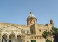 Die Katherdrale mit der Kuppel.JPG