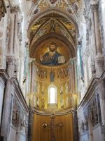 Kontraste in der Kirche.jpg