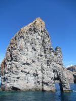 Die Felsformationen vor Vulcano.JPG