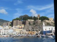 Lipari Hafen und die Burg.JPG