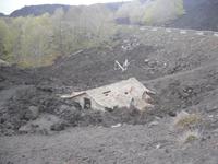 versunkenes Haus unterhalb des Vulkans