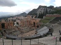 Teatro mit Taormina und Felsen
