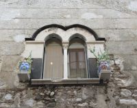 Taormina Fenster und die typische Keramik Dekoration