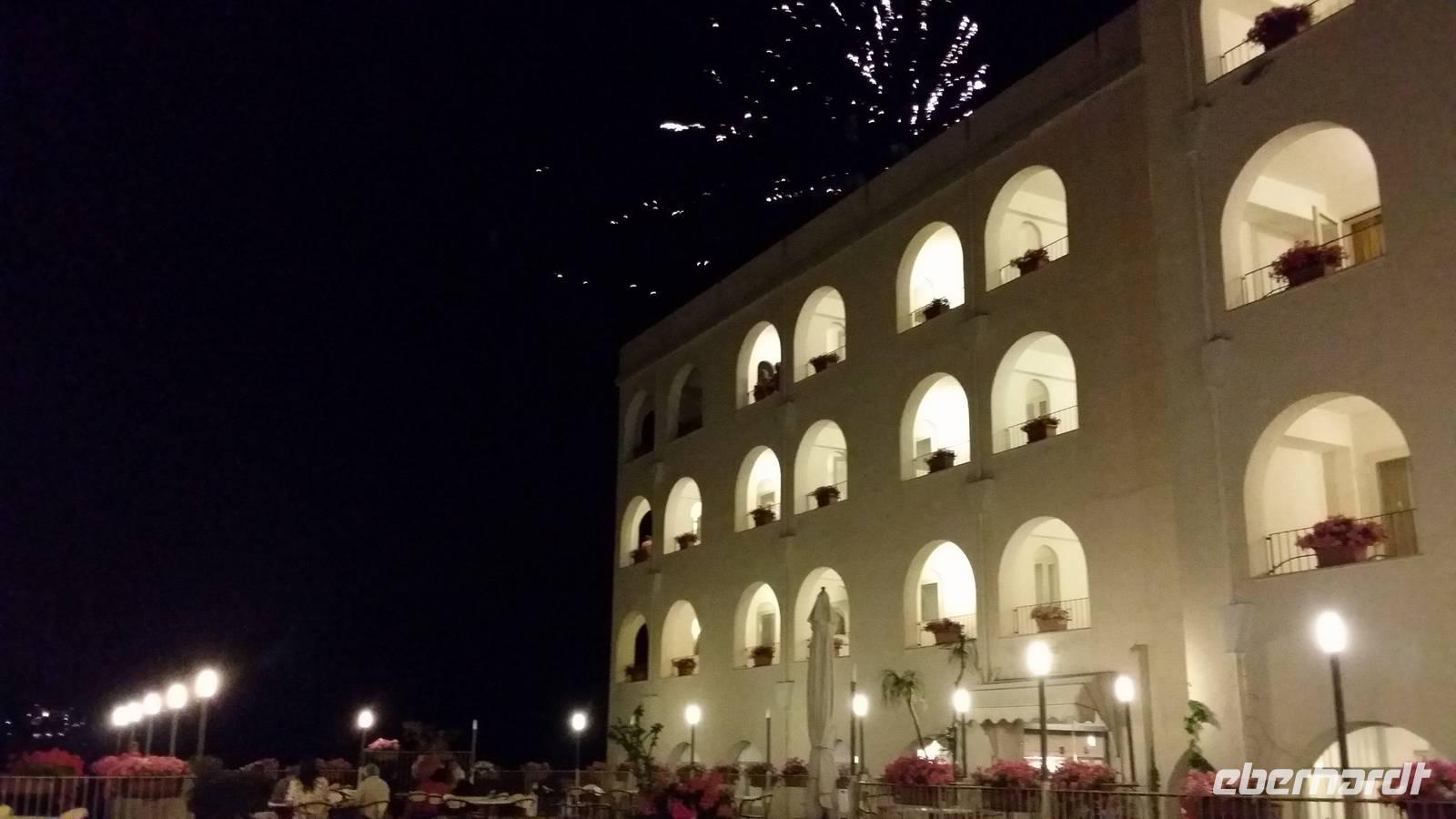 21.05.15: Parc Hotel Olimpo-Le Terrazze am Abend; am Himmel Feuerwerk