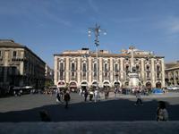 Der große Hauptplatz war voller Leben