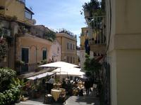 Es gibt viele kleine Gassen mit tollen Restaurants in Taormina.