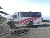 Mit diesem Spezialjeep fuhren wir nach ganz oben.