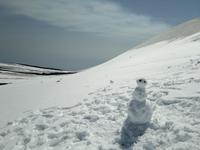 Ein Schneemann auf dem Ätna. Sieht man auch nicht alle Tage.
