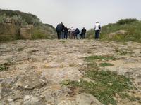 Wir liefen auf der alten Hauptstraße der Stadt