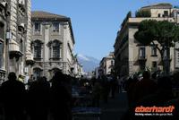 buntes Treiben auf den Straßen